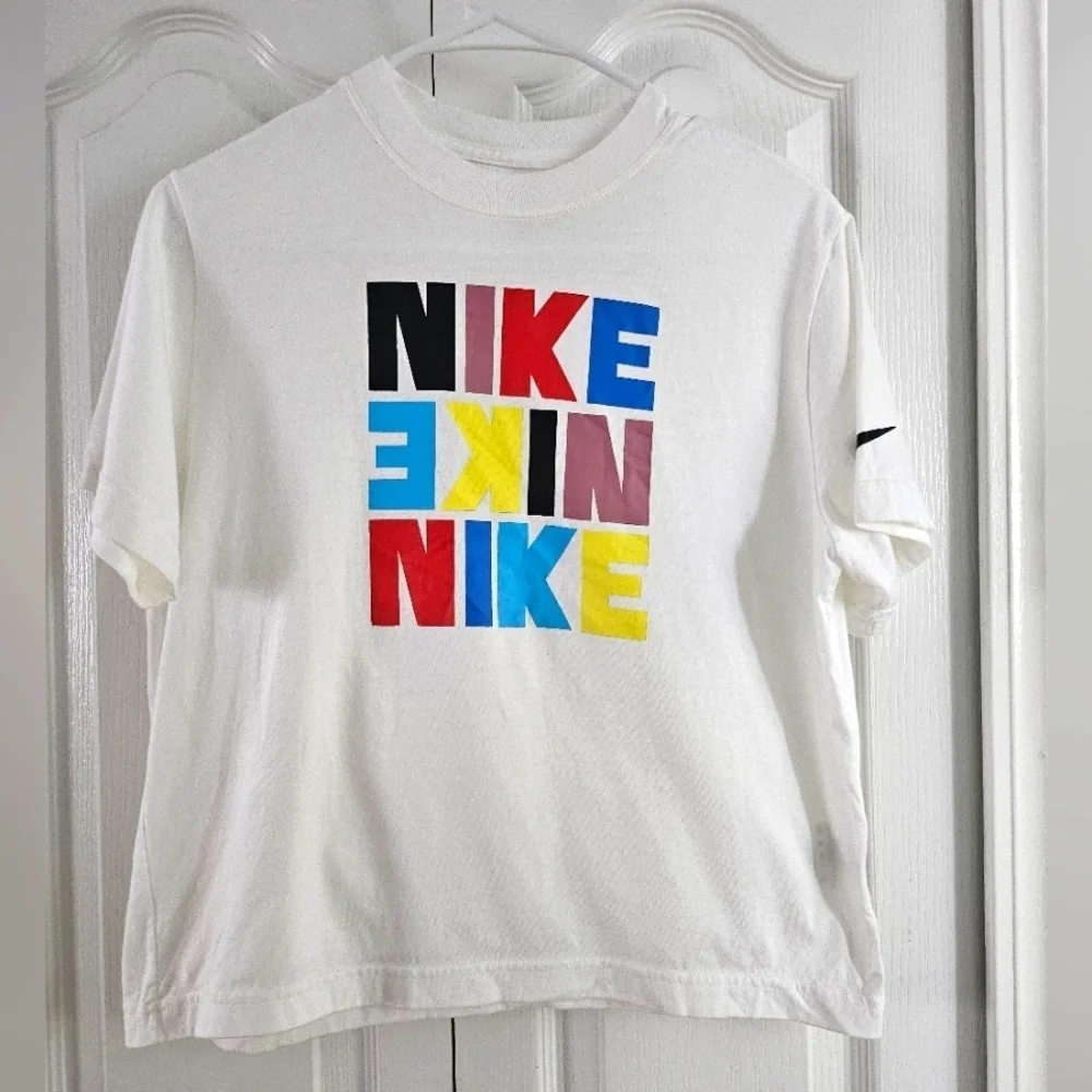 Nike White Graphic Junior T-Shirt Loose Fit Size Large.